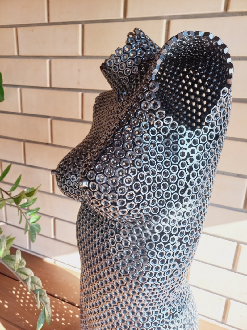 Скульптура девушки  